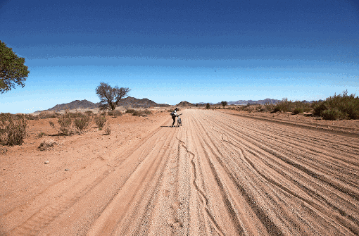 Sand, so weit das Auge reicht. In der Namib-Wüste sinken die Reifen auf der Piste oft so tief ein, dass die Radler schieben müssen.  Foto: von Kapff