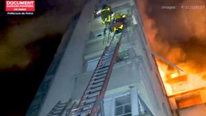 Die Feuerwehrleute stiegen auf Leitern bis zum höchsten Stockwerk des achtstöckigen Gebäudes in der Rue Erlanger. Foto: Pariser Feuerwehr/dpa