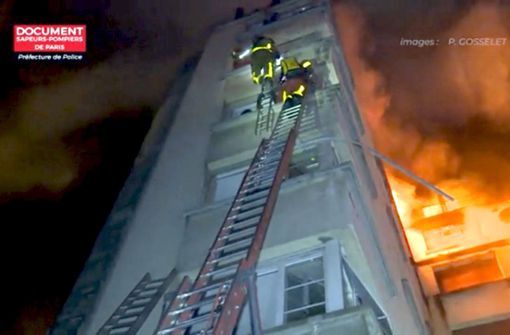 Die Feuerwehrleute stiegen auf Leitern bis zum höchsten Stockwerk des achtstöckigen Gebäudes in der Rue Erlanger. Foto: Pariser Feuerwehr/dpa