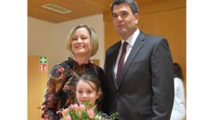 Alexander Fleig darf Bürgermeister bleiben. In einer Rede nach seiner Wiederwahl bedankte er sich auch bei seiner Ehefrau Karola und seiner Tochter Greta. Foto: Rathaus