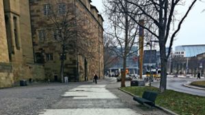 Lkw in den Fußgängerzonen  (oben) richten  Schäden an. Kaputte Gehwegplatten, wie am  Stauffenbergplatz (links) oder am Karlsplatz  werden oft nicht ersetzt. Foto: Haar (2)/Piechowski