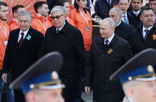 Der russische Präsident Wladimir Putin (r.), der kasachische Präsident Kassym-Schomart Tokajew (Mitte) und der usbekische Präsident Shavkat Mirsijojew (l). kommen zur Militärparade am Tag des Sieges auf den Roten Platz in Moskau. Foto: dpa/Gavriil Grigorov