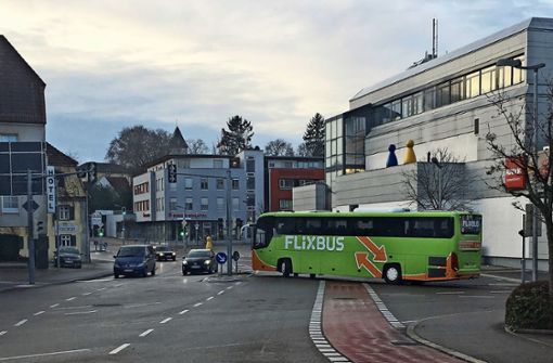 Ein Flixbus auf Abwegen: Immer wieder kommt es vor, dass die Fernbusse mitten durch die Stadt fahren, obwohl sie gerade das nicht sollen. Foto: Anne Rheingans