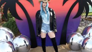 Megan Fox mit blauem Haar beim Coachella