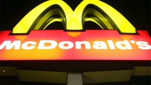 Bei McDonald’s soll man künftig auch am Tisch bestellen können. Foto: dpa