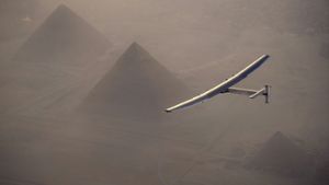 Der Schweizer Ökoflieger „Solar Impulse 2“ hat die vorletzte Etappe seiner Weltreise geschafft: Er landete in Kairo. Foto: Getty