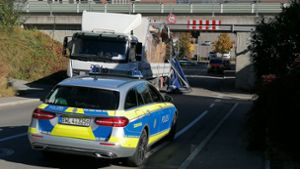 In Magstadt ist ein Lastwagen unter einer Eisenbahnbrücke stecken geblieben Foto: Andreas Rosar/Fotoagentur Stuttgart
