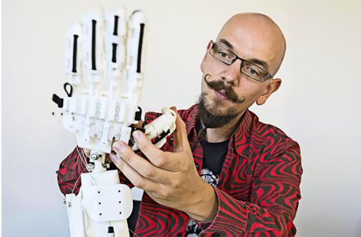Bei diesem Hand- und Unterarmmodell haben sich Experten wie der Biomechatroniker  Jonathan Eckstein von der Uni Stuttgart von der Natur inspirieren lassen. Foto: Wolfram Scheible