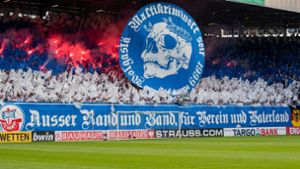 „Außer Rand und Band, für Verein und Vaterland“ prangte auf dem Banner der Fans des FC Hansa Rostock vor dem Spiel. Dazu lief Musik von den Böhsen Onkelz. Foto: Bongarts/Getty Images