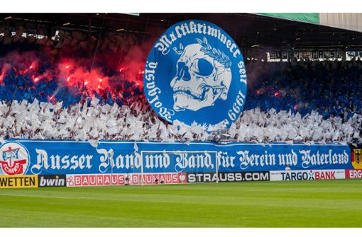 „Außer Rand und Band, für Verein und Vaterland“ prangte auf dem Banner der Fans des FC Hansa Rostock vor dem Spiel. Dazu lief Musik von den Böhsen Onkelz. Foto: Bongarts/Getty Images