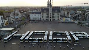 Ruhender Verkehr in Belgien: Auf dem Marktplatz von Sint-Niklaas haben sich Busse zu dem Wort Hoop, zu deutsch Hoffnung, formiert. Foto: dpa/BELGA