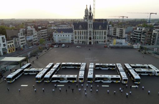 Ruhender Verkehr in Belgien: Auf dem Marktplatz von Sint-Niklaas haben sich Busse zu dem Wort Hoop, zu deutsch Hoffnung, formiert. Foto: dpa/BELGA