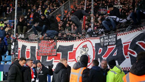 Die VfB-Fans beharren in Bochum auf ihrer Zaunfahne – das Spiel ist für 40 Minuten unterbrochen. In unserer Bildergalerie blicken wir auf den Beinahe-Spielabbruch zurück. Foto: Baumann