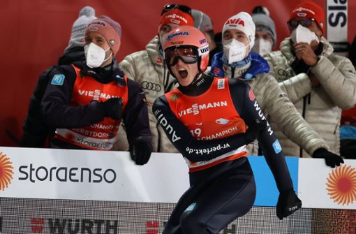 Skispringer Karl Geiger (vorne) holte bei der Nordischen Ski-WM in Oberstdorf vier Medaillen. Foto: dpa/Karl-Josef Hildenbrand