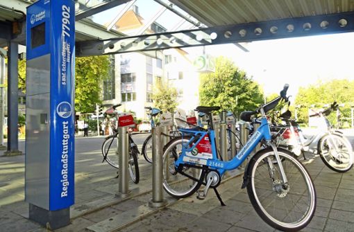 Die Leihstationen – hier in Echterdingen – erkennt man an der blauen Säule. Foto: Theresa Ritzer