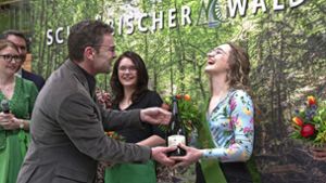 Der Großerlacher Bürgermeister Christoph Jäger gratuliert der neuen Waldfee Michelle Fuchs aus Kaisersbach. Foto: Edgar Layher