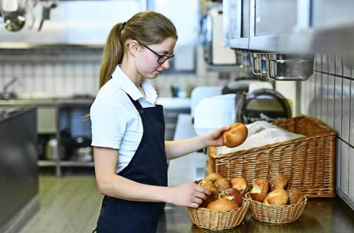 Obwohl der Anteil der unbesetzten Lehrstellen in Küchen, Restaurants und Hotels zurückgeht, ist die Gastronomie nach wie vor die Branche mit den meisten offenen Ausbildungsplätzen. Foto: dpa