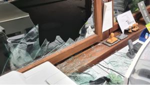 Die Täter schlugen eine Fensterscheibe ein und gelangten so ins Gebäudeinnere. Foto: privat