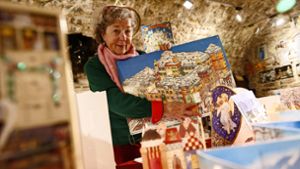 Ilse Erfurth zeigt Adventskalender  aus ihrem Fundus – mit dem  Exemplar des Alten Schlosses hat ihre Leidenschaft angefangen. Foto: Julian Rettig