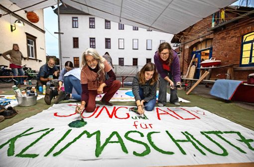 „Jung und Alt für Klimaschutz“ – Schüler und Erwachsene üben in Nürtingen den Schulterschluss. Foto: Michael Steinert