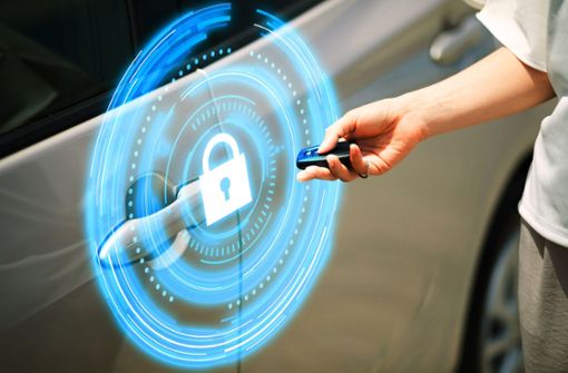 Bei der Keyless-Technik muss der Autobesitzer  Schlüssel oder Schlüsselkarte nur bei sich tragen, zum Öffnen der Autotür ist kein Knopfdruck mehr nötig. Foto: Adobe Stock/metamorworks