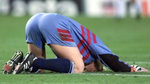 Nach dem Schlusspfiff beißt Oliver Kahn im Camp Nou von Barcelona buchstäblich ins Gras. Kein Wunder nach dem, was gerade passiert ist. Klicken Sie sich durch unsere Bildergalerie. Foto: dpa
