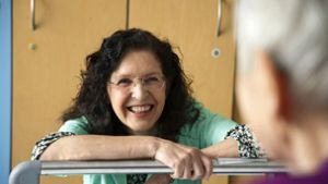 Seit acht Jahren ist Sonja Zimmermann Grüne Dame. Patienten erfüllt sie fast jeden Wunsch – und bringt viele von ihnen zum Lachen. Foto: Lichtgut/Leif Piechowski