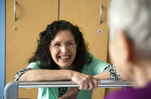 Seit acht Jahren ist Sonja Zimmermann Grüne Dame. Patienten erfüllt sie fast jeden Wunsch – und bringt viele von ihnen zum Lachen. Foto: Lichtgut/Leif Piechowski