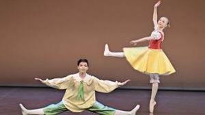 Komisch und charmant: Elena Schrank und Yanis Restieri als Puppen in „Die Spieluhr“ bei der Matinee Foto: Stuttgarter Ballett