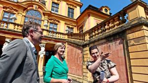 Gruppenbild mit Schloss (von links): Ludwigsburgs Erster Bürgermeister Konrad Seigfried, Ministerin Edith Sitzmann  und die Konservatorin Patricia Peschel begutachten das Favorite. Foto: factum/Granville