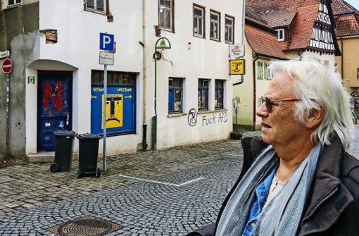 Der Ortshistoriker Klaus Philippscheck beim Gang durch die  Altstadt. Foto: factum/Granville