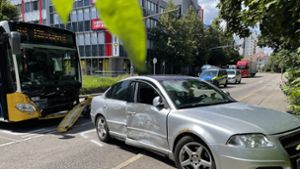 Im Stuttgarter Westen sind bei einem Unfall zwischen einem Linienbus und einem Auto zwei Menschen verletzt worden. Foto: 7aktuell.de/Andreas Werner