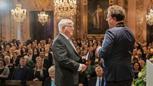 Herbert Babel (links) wird von Oberbürgermeister Knecht geehrt. Foto: Jürgen Bach
