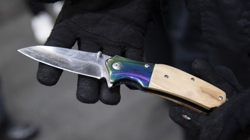 Bevor der Betrunkene den 22-Jährigen angriff, soll er mit dem Messer herumgefuchtelt haben. (Symbolbild) Foto: dpa/Paul Zinken