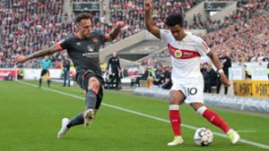 Das direkte Duell Stuttgart gegen Nürnberg wird es nicht mehr geben – aber der Club (Robert Bauer, links) will den VfB (Daniel Didavi) noch vom Relegationsplatz verdrängen. Foto: Baumann