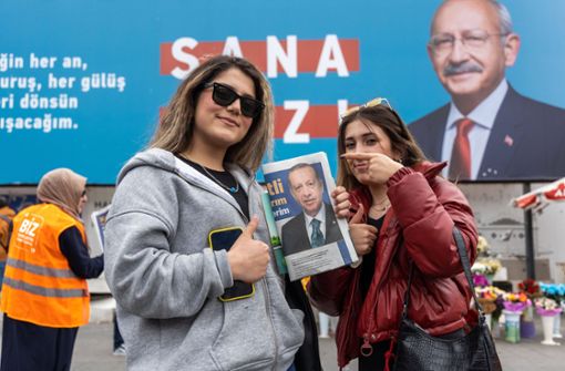 Erdogan-Anhänger in Istanbul. Doch sein Herausforderer Kilicdaroglu ist allgegenwärtig. Foto: Imago//Shady Alassar