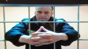 Alexej Nawalny wird im Mai in einem Moskauer Gerichtssaal  per Videoverbindung  zugeschaltet (Archivbild). Foto: dpa/Alexander Zemlianichenko