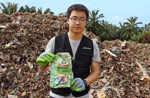 Heng Kiah Chun von  Greenpeacehat auf der illegalen Müllhalde in Jenjarom eine Verpackung von deutschem  Frosch-Waschmittel gefunden. Foto: Melanie Maier