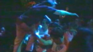 Szene vom Sick-Of-It-All-Konzert 1992 in der Bassbox: Körper purzeln übereinander. Foto: Screenshot