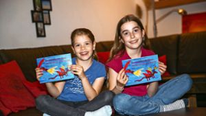 Livia (links) und Kiara Fauth haben zusammen ein Abenteuerbuch geschrieben und illustriert. Foto: Ines Rudel