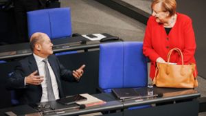 Vizekanzler Olaf Scholz und Kanzlerin Angela Merkel bei der Generaldebatte im Bundestag. Foto: dpa/Michael Kappeler