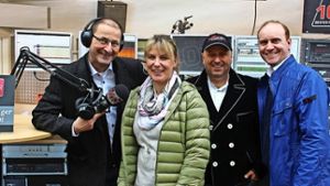 Christian Dempf (links) „interviewt“ seine Vereinskollegen  Corinna Wolf, Dietmar Krauß und Markus Wolf beim Möhringer Herbst 2015 am Stand eines Radiosenders. Foto: z