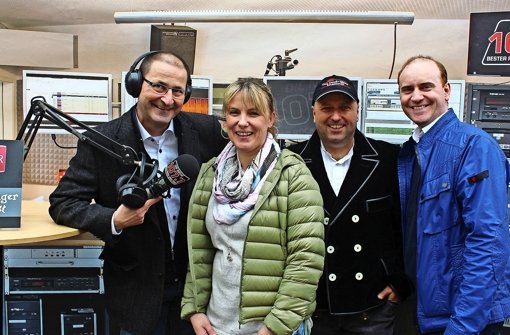Christian Dempf (links) „interviewt“ seine Vereinskollegen  Corinna Wolf, Dietmar Krauß und Markus Wolf beim Möhringer Herbst 2015 am Stand eines Radiosenders. Foto: z