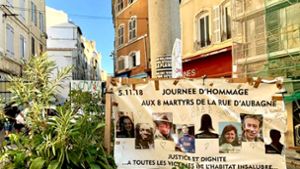 Im Stadtviertel Noailles in Marseille erinnert ein  Fotoplakat an die acht Toten, die bei  dem Unglück vor einem Jahr ums Leben gekommen sind. Foto: dpa/Claude Paris