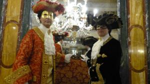 Heinz Frey (links) mit Dreispitz und Halbmaske in Venedig. In diesem  Rokoko-Kostüm...  Foto: Dörte Jensen