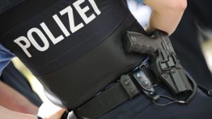 Eine Polizeibeamtin mit  Dienstwaffe am Gürtel. Rein rechnerisch ergibt sich aus den Zahlen, dass die Polizei in Deutschland alle sechseinhalb Tage ein Menschenleben mit Schüssen gefährdet. Fast immer ist Notwehr der Auslöser. Foto:  