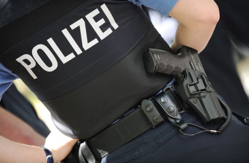 Eine Polizeibeamtin mit  Dienstwaffe am Gürtel. Rein rechnerisch ergibt sich aus den Zahlen, dass die Polizei in Deutschland alle sechseinhalb Tage ein Menschenleben mit Schüssen gefährdet. Fast immer ist Notwehr der Auslöser. Foto:  