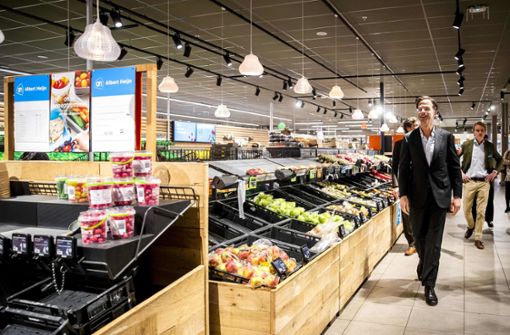 Der niederländische Regierungschef Mark Rutte, hier bei einem Rundgang in einem Supermarkt relativiert mit markigen Worten das vermeintliche Klopapier-Problem. Foto: AFP/Remko de Waal