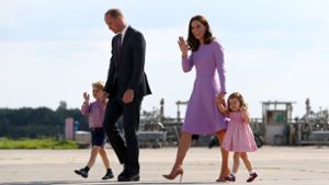 Prinz William von Großbritannien, Catherine (Kate), Herzogin von Cambridge und ihre Kinder, Prinz George und Prinzessin Charlotte, auf dem Flugfeld in Hamburg (Archivbild von 2017). Foto: dpa/Pool