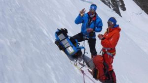 Klemens Bichler und Andy Holzer (rechts) rasten am Steilhang des Nordsattels auf 6850 Meter. Foto: Wolfgang Klocker